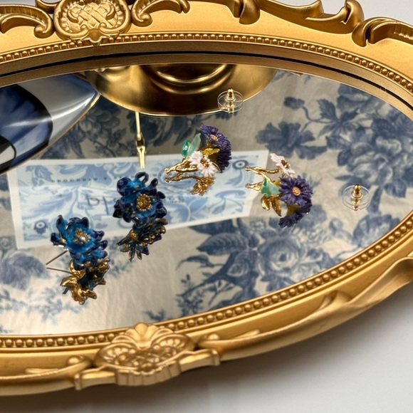 🆕 LES NEREIDES 🧿 NIB Blue Flower and White Daisy Earring - Picture 9 of 16